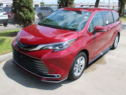 Used 2024 Toyota Sienna Platinum AWD/4WD image 6