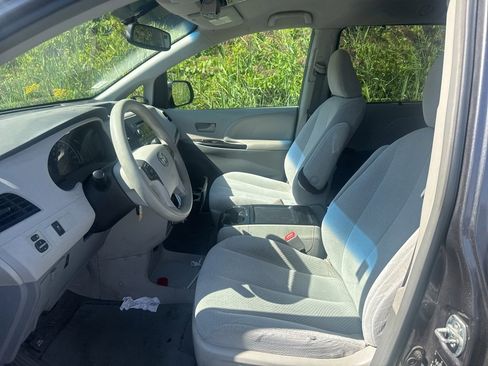 Used 2011 Toyota Sienna LE image 7