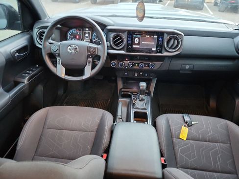 Used 2018 Toyota Tacoma TRD Sport image 14