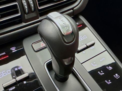 Certified 2025 Porsche Macan AWD/4WD image 22