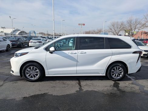 Used 2024 Toyota Sienna LE image 9