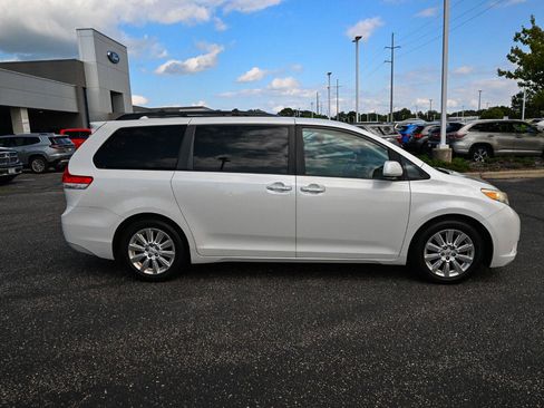 Used 2011 Toyota Sienna Limited w/ Premium Pkg FWD image 3