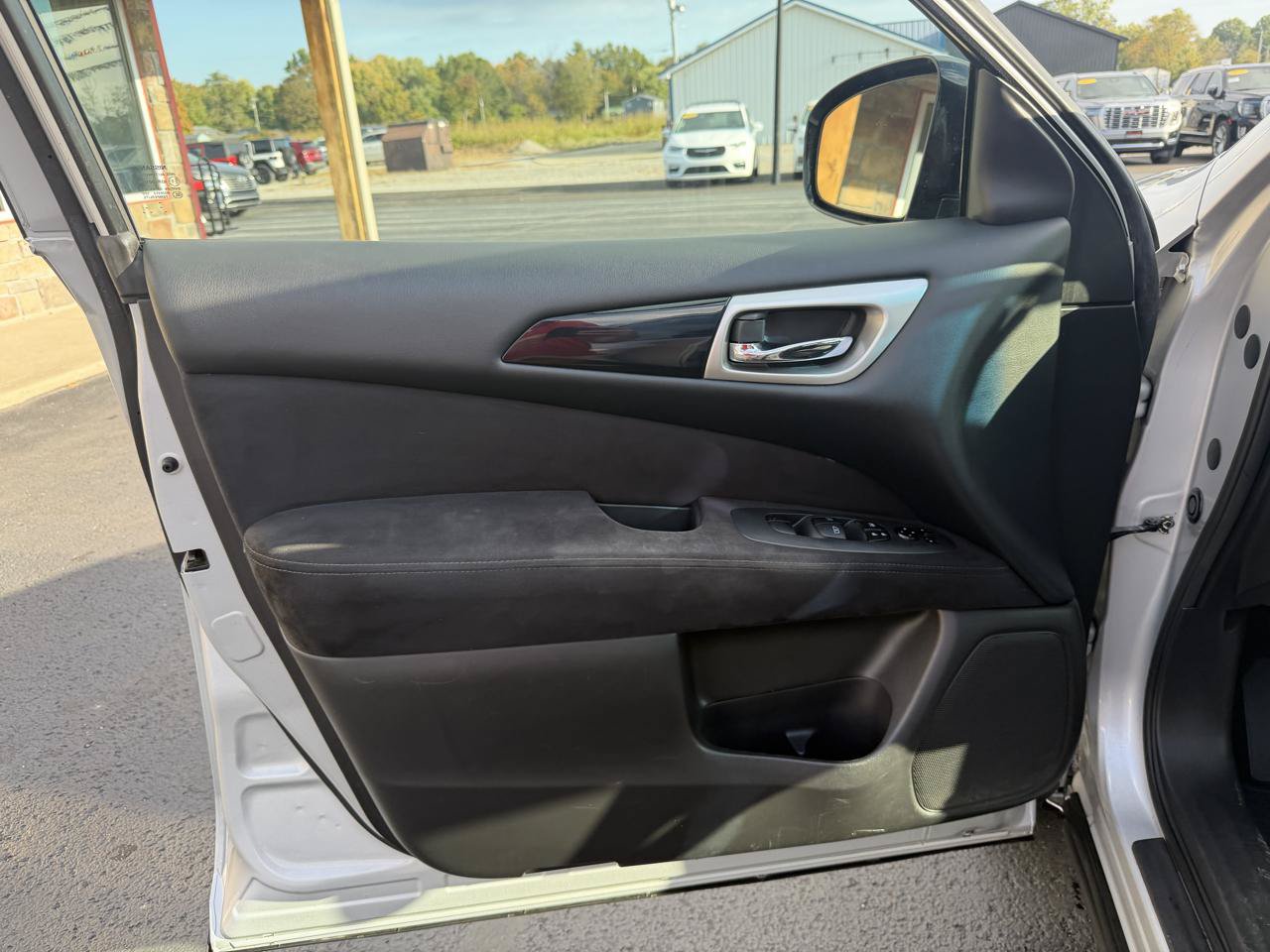 Used 2013 Nissan Pathfinder SV AWD/4WD image 12