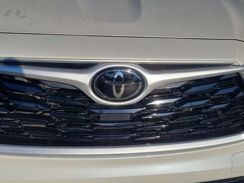 Used 2021 Toyota Highlander XLE image 7