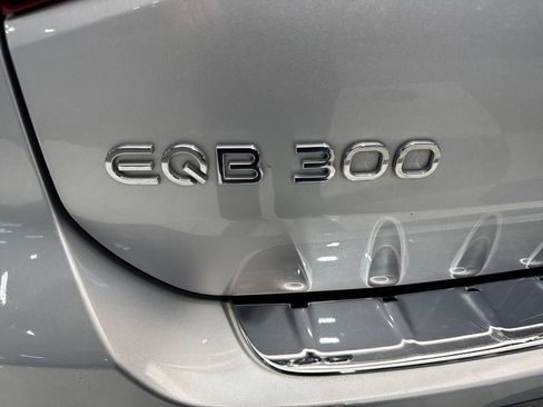Used 2023 Mercedes-Benz EQB 300 4MATIC w/ Exclusive Package image 21