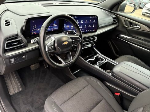Used 2025 Chevrolet Traverse LT FWD image 16