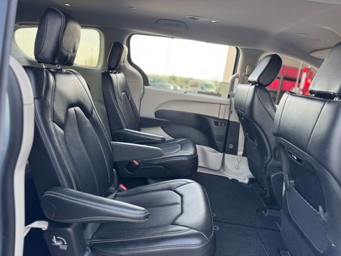 Used 2024 Chrysler Pacifica Touring-L image 30