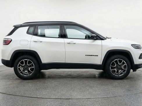 Used 2025 Jeep Compass Trailhawk AWD/4WD image 11