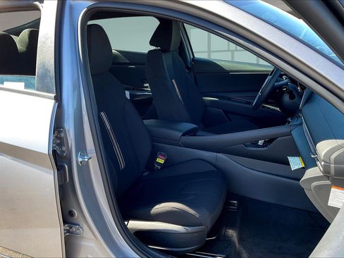 New 2025 Hyundai Elantra SEL image 11