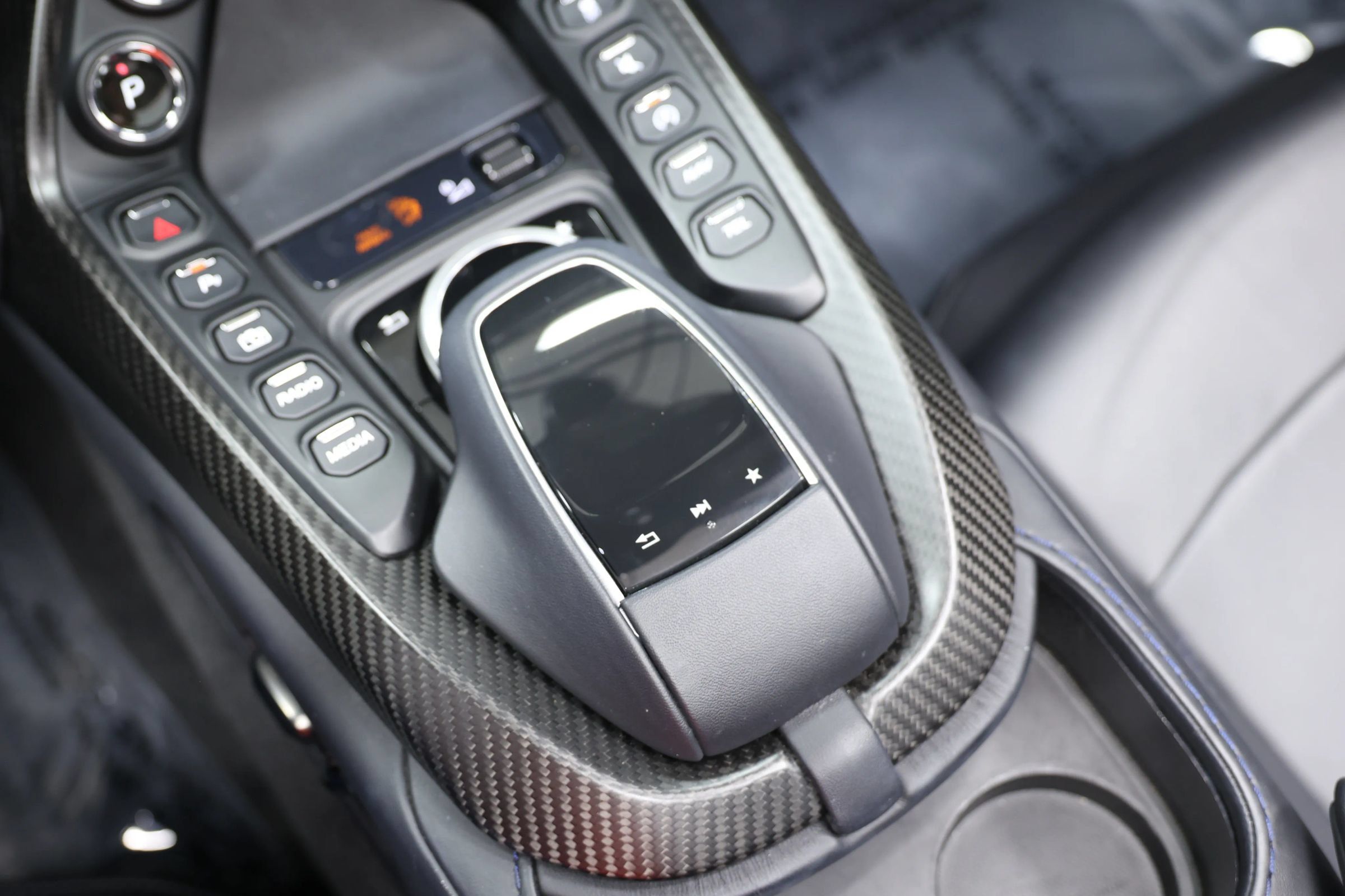 Used 2023 Aston Martin V8 Vantage Roadster RWD image 43