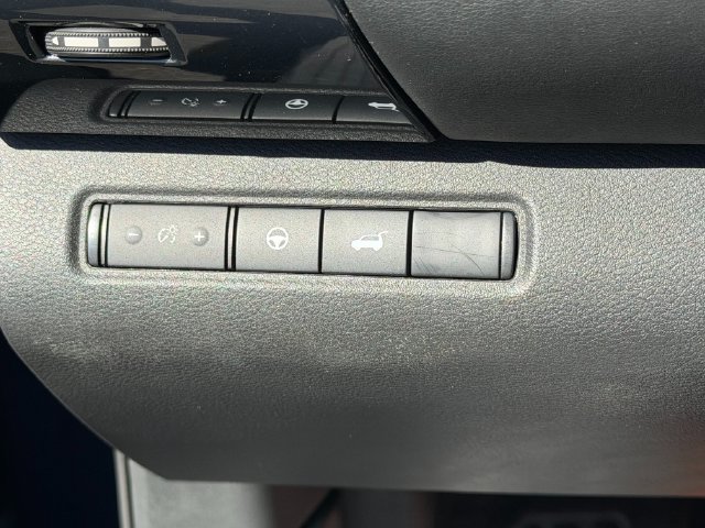 Used 2025 Nissan Pathfinder SV FWD image 30