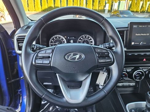 Used 2022 Hyundai Venue SEL image 17