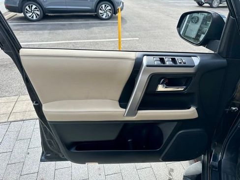 Used 2018 Toyota 4Runner SR5 Premium image 10