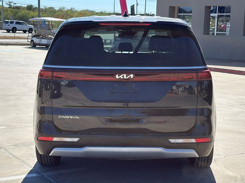 Used 2024 Kia Carnival LX image 4