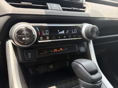 Certified 2024 Toyota Venza LE AWD/4WD image 8