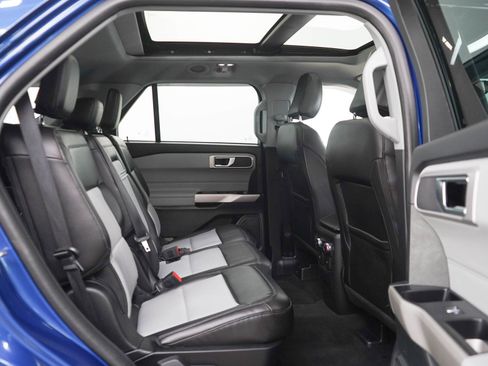 Used 2022 Ford Explorer XLT w/ XLT Sport Appearance Package AWD/4WD image 12
