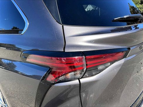 Used 2021 Toyota Sienna XSE image 35