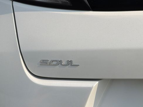 Used 2023 Kia Soul LX w/ LX Technology Package FWD image 22