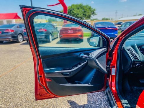 Used 2018 Ford Focus SE w/ SE Appearance Package image 15