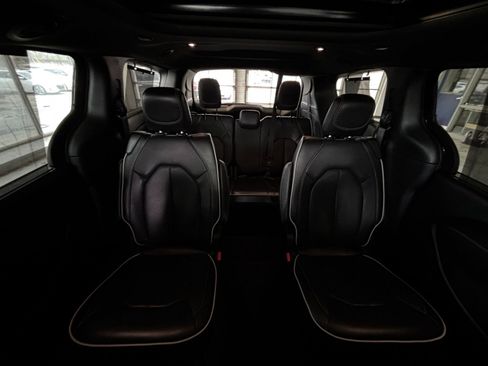 Used 2025 Chrysler Pacifica Limited image 47