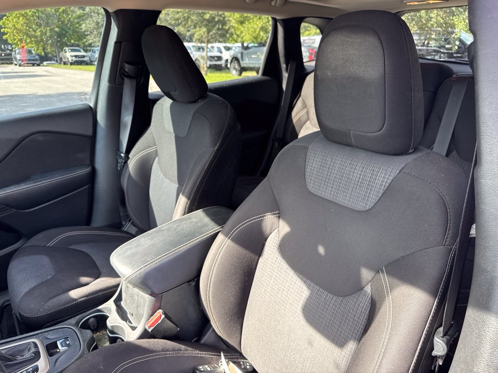 Used 2015 Jeep Cherokee Latitude w/ Comfort/Convenience Group AWD/4WD image 10