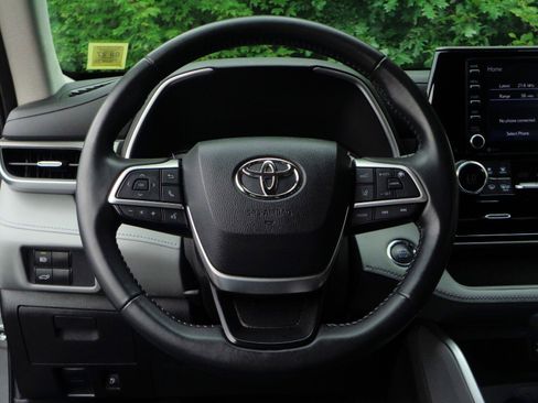 Used 2022 Toyota Highlander XLE AWD/4WD image 10