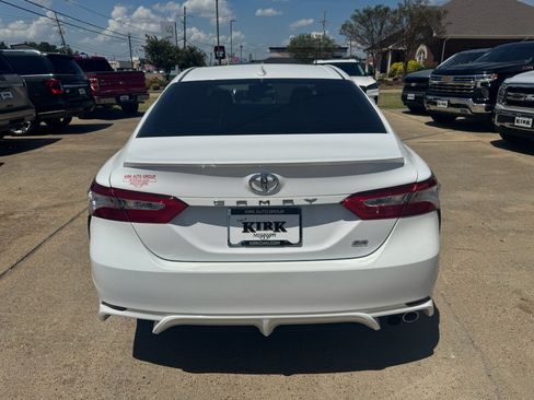 Used 2020 Toyota Camry SE FWD image 4