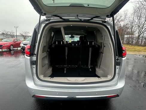 Used 2024 Chrysler Pacifica Touring-L image 14