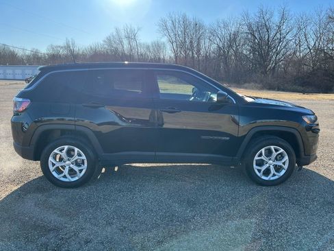 Used 2024 Jeep Compass Sport image 8