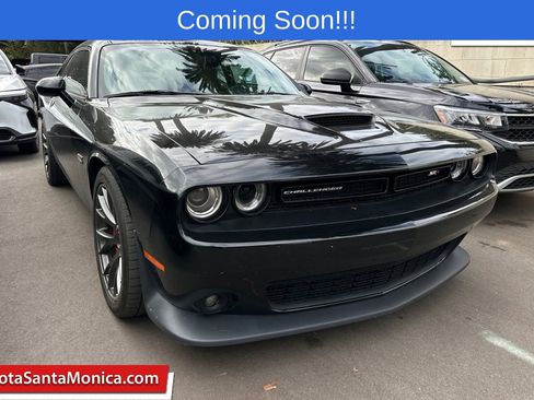 Used 2016 Dodge Challenger SRT RWD image 1