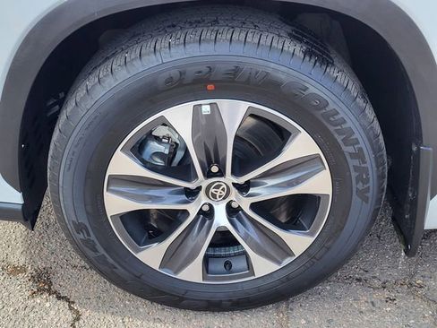 Used 2025 Toyota Highlander XLE image 10