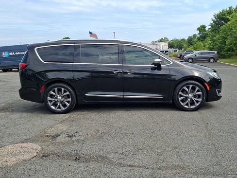 Used 2019 Chrysler Pacifica Limited w/ Tire & Wheel Group FWD image 10