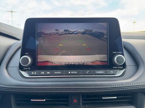 Used 2024 Nissan Rogue SV FWD image 21