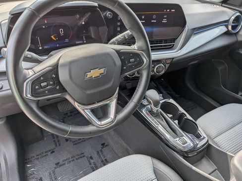 Used 2025 Chevrolet Trax LT w/ LT Convenience Package FWD image 10
