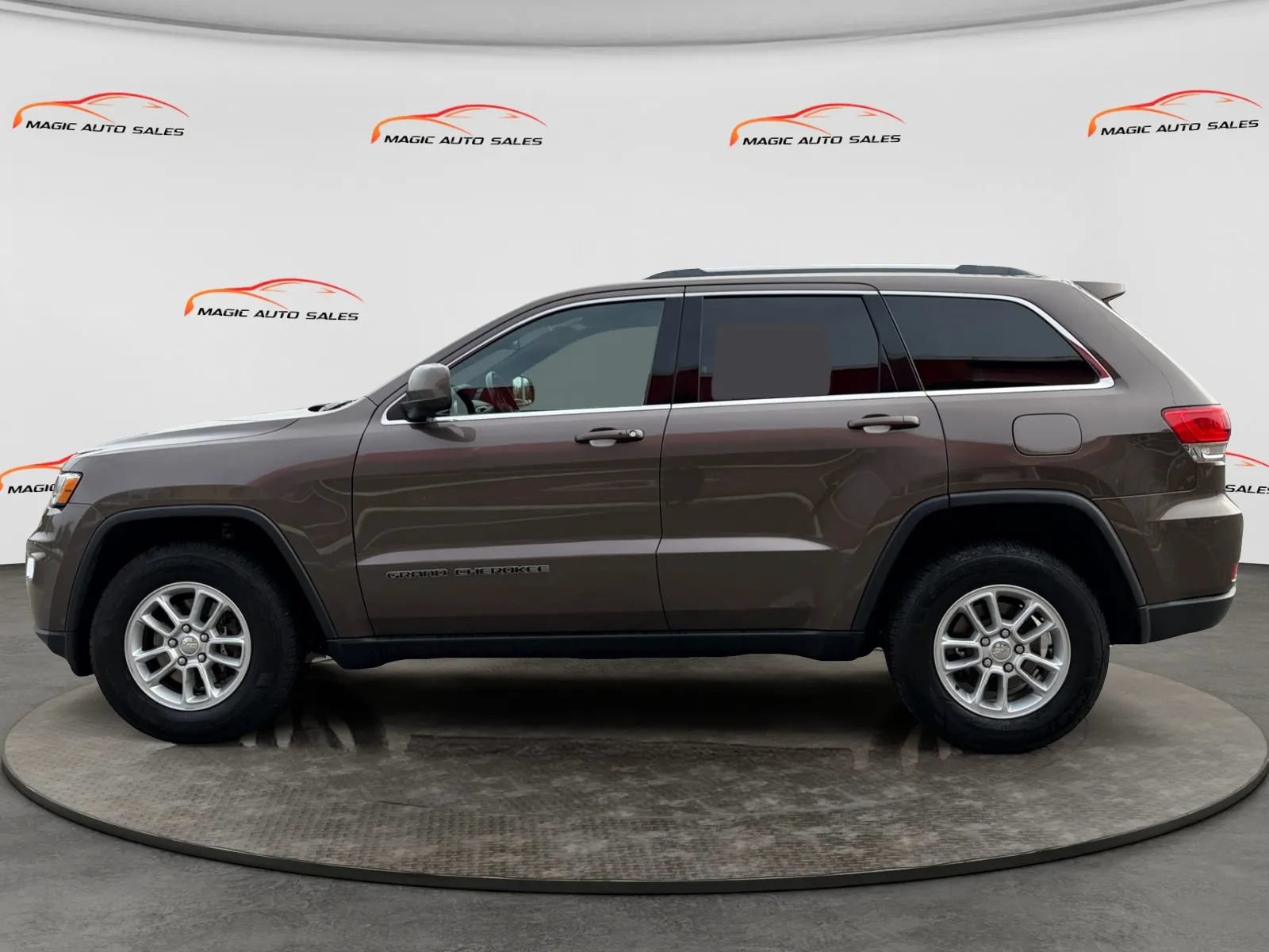 Used 2019 Jeep Grand Cherokee Laredo AWD/4WD image 7