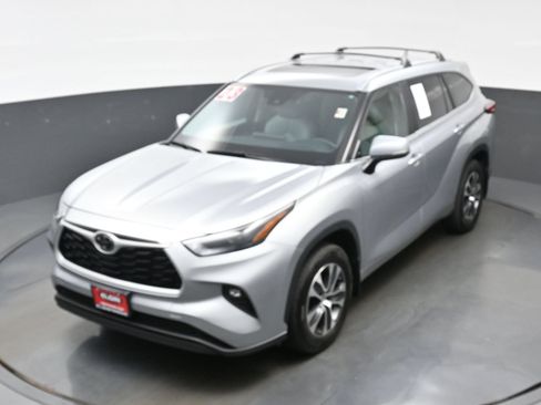 Used 2023 Toyota Highlander XLE AWD/4WD image 39