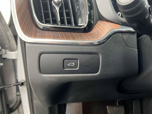 Used 2024 Volvo XC60 B5 Plus image 18