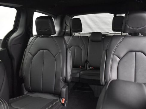 Used 2025 Chrysler Pacifica Select AWD/4WD image 10