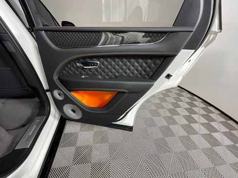 Used 2025 Bentley Bentayga image 24