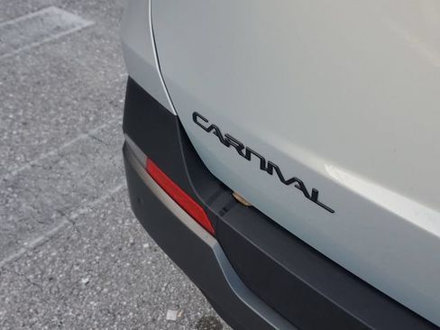 Certified 2025 Kia Carnival SX Prestige FWD image 9