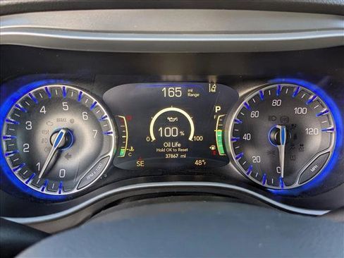 Used 2022 Chrysler Pacifica Touring-L image 11