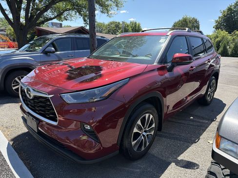 Used 2023 Toyota Highlander XLE AWD/4WD image 4