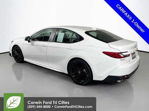 Used 2025 Toyota Camry SE image 11