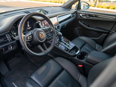 Used 2025 Porsche Macan image 4