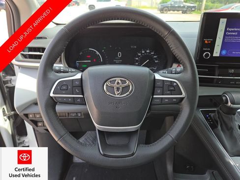 Certified 2025 Toyota Sienna XLE FWD image 31