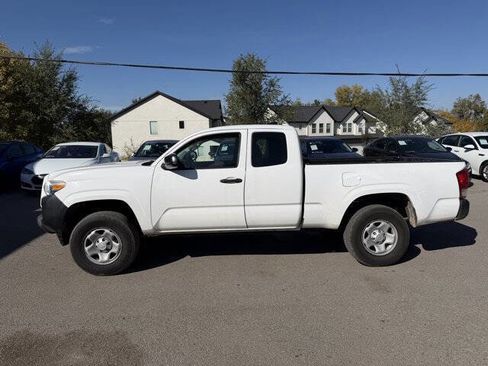 Used 2017 Toyota Tacoma SR image 8