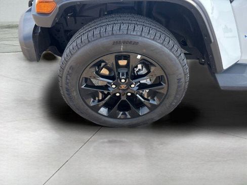 Used 2025 Jeep Wrangler Sahara image 9