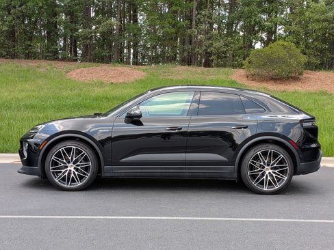 Used 2025 Porsche Macan 4 Electric AWD/4WD image 2