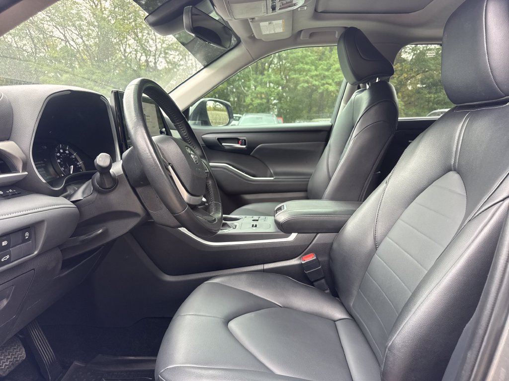Used 2025 Toyota Highlander XLE FWD image 14