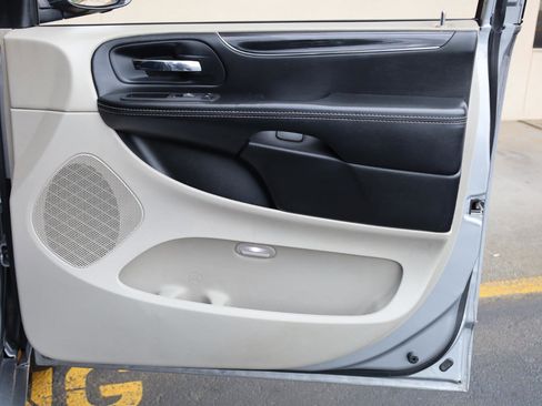 Used 2017 Dodge Grand Caravan SXT FWD image 15